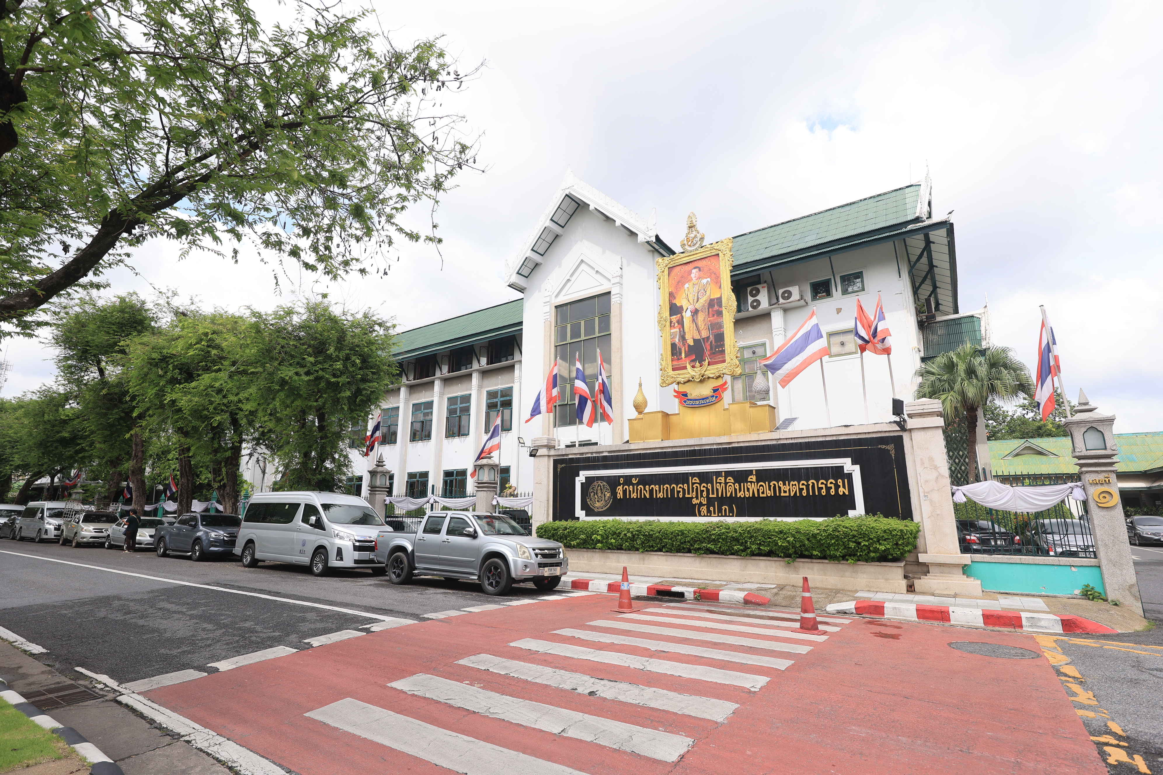 title - สำนักงานการปฏิรูปที่ดินเพื่อเกษตรกรรม นำคณะข้าราชการเข้าเฝ้าฯ กราบถวายบังคมลา เนื่องในโอกาสเกษียณอายุราชการ ประจำปี 2569